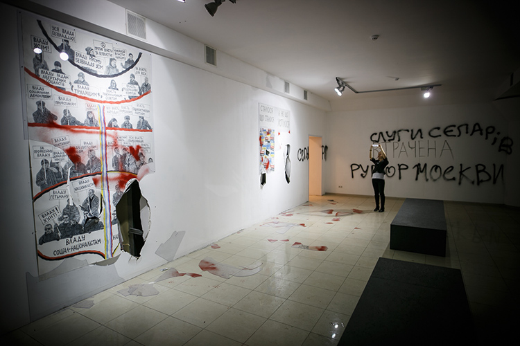 Экспозиция выставки Давида Чичкана «Утерянные возможности» после разгрома в феврале 2017 года. Фотография: Дмитрий Ларин. Slovnyk2021 Illustr 3 Chichkan Larin