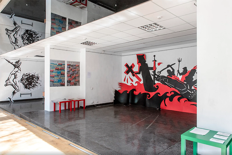 Экспозиция выставки «Виховні акти» в артпространстве SKLO, которую преждевременно и самовольно демонтировало руководство Национального педагогического университета имени Драгоманова в 2018 году. Работы были арестованы, потом они исчезли, вернуть их художникам так и не удалось. Фотографии предоставлены Владимиром Кузнецовым. Slovnyk2021 vykhovni akty